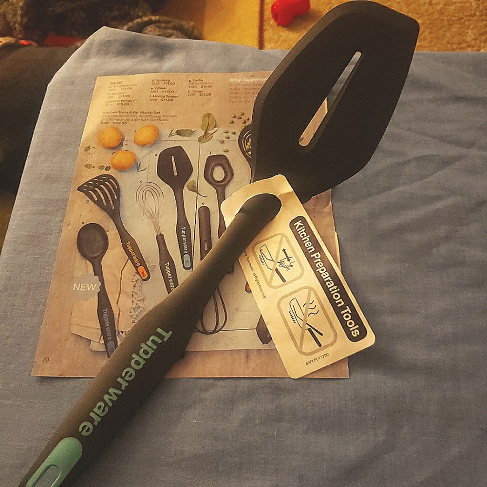 **BRAND NEW** TUPPERWARES Exclusive SPATULA!